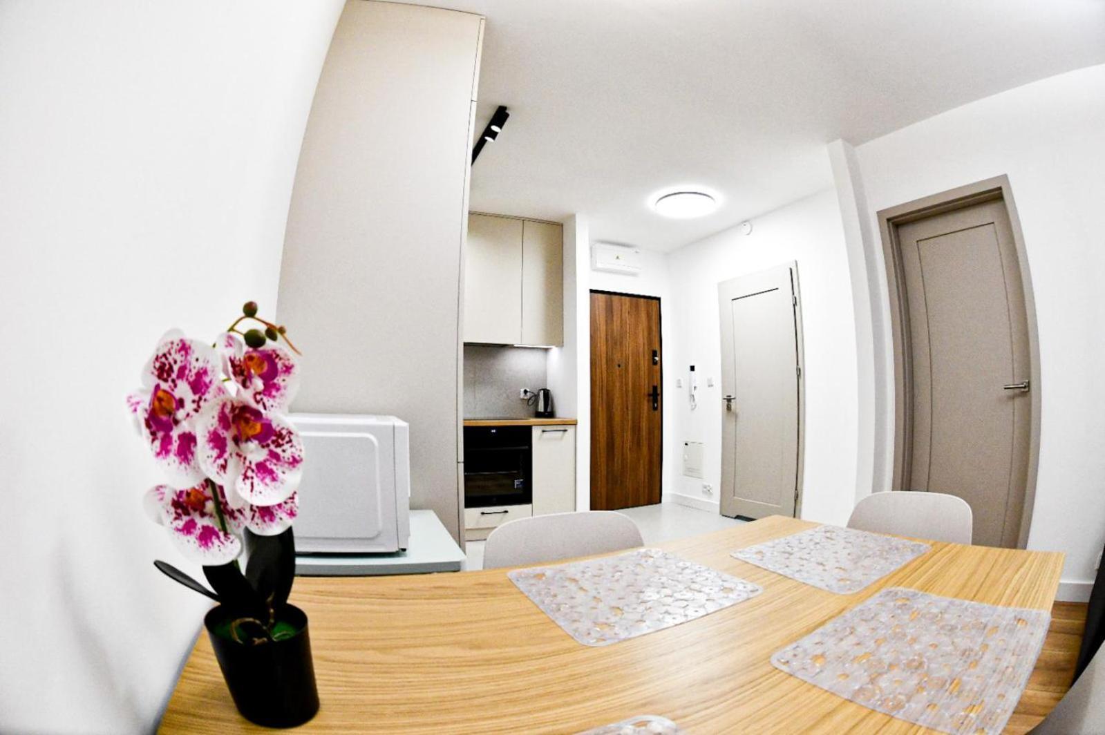 Elegant Two-Room Apartment, Sleeps 4, Near Turon Arena, With Balcony Krakow Luaran gambar